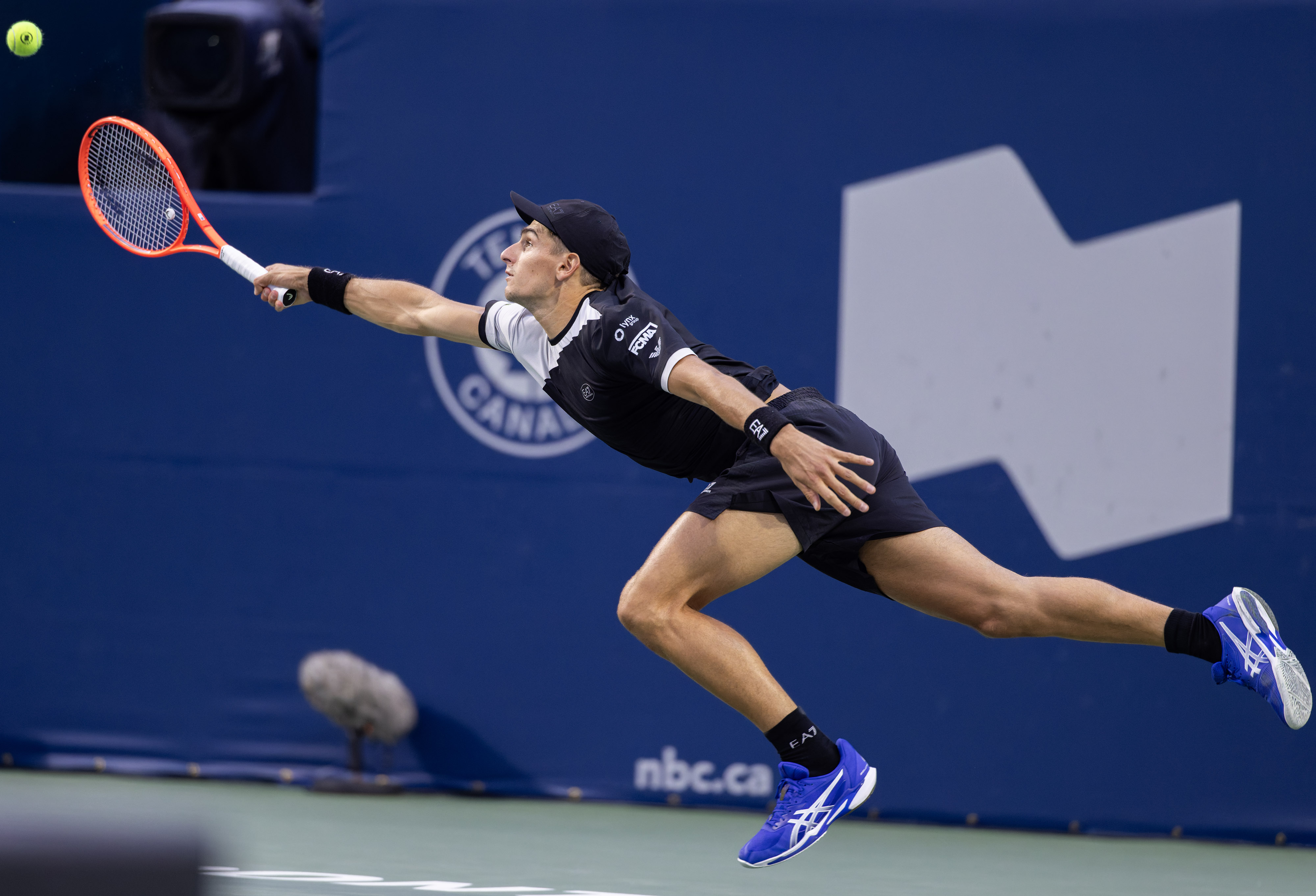 英国网球队绝杀美国网球队，兹维列夫制霸全场的简单介绍