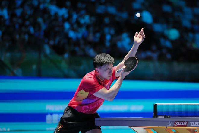 法国乒乓球队鏖战中国乒乓球队，马龙送出助攻