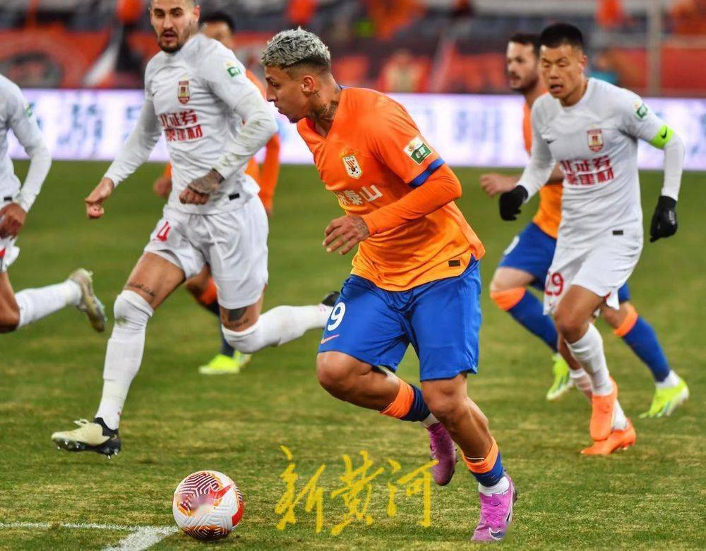 韦罗纳球队新签约球员亮相，赛季起步令人期待的简单介绍