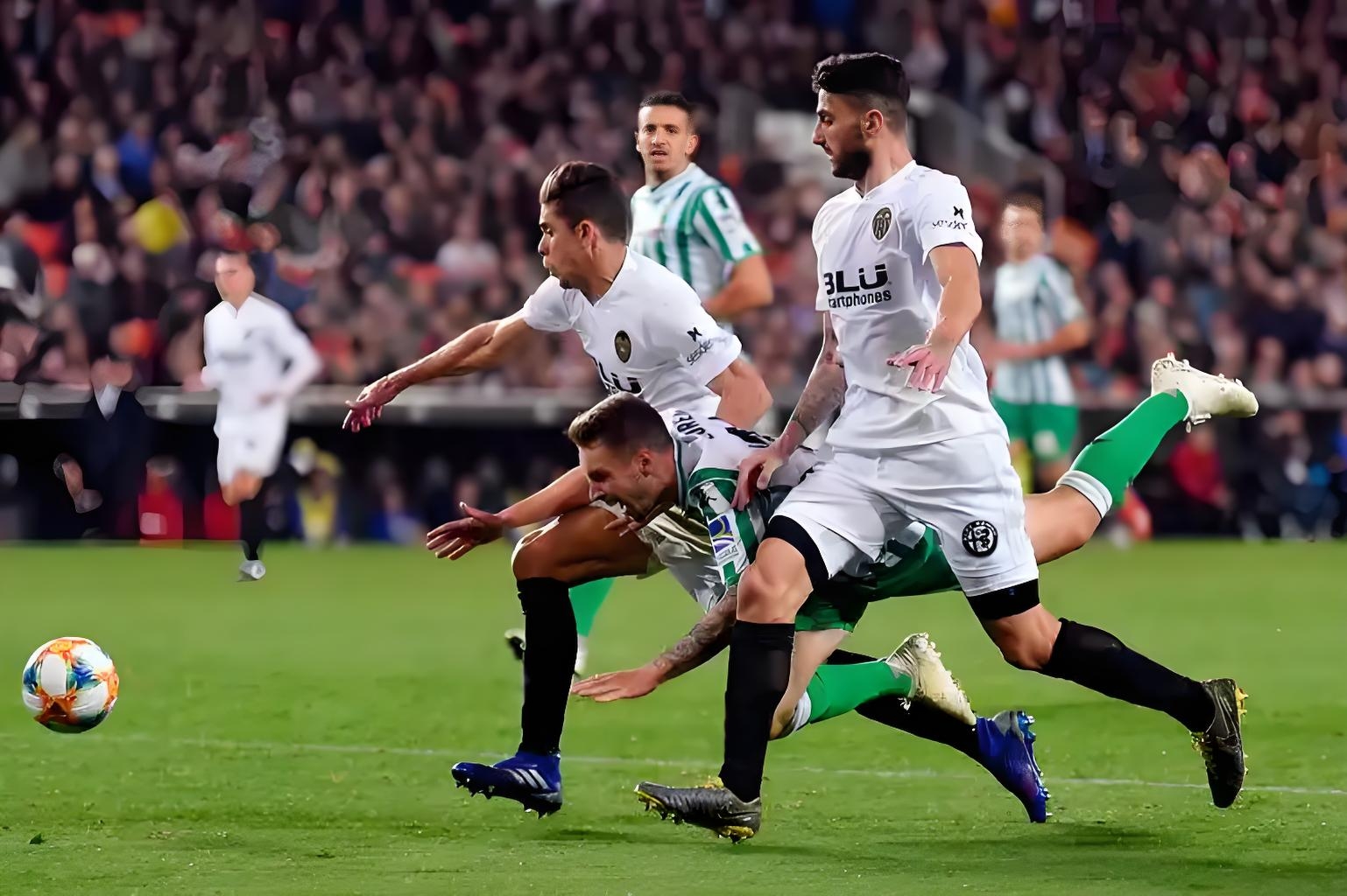 梅斯队球员进行全队战术磨练，备战下场对手