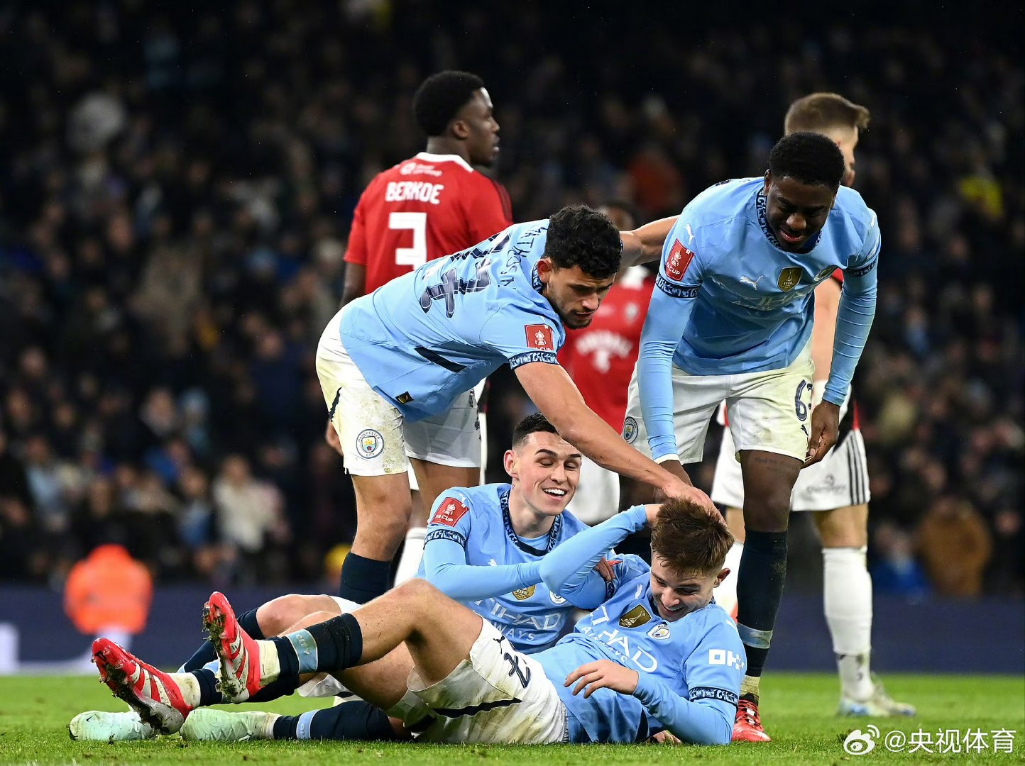 曼城守门员扑出关键点球，帮助球队晋级