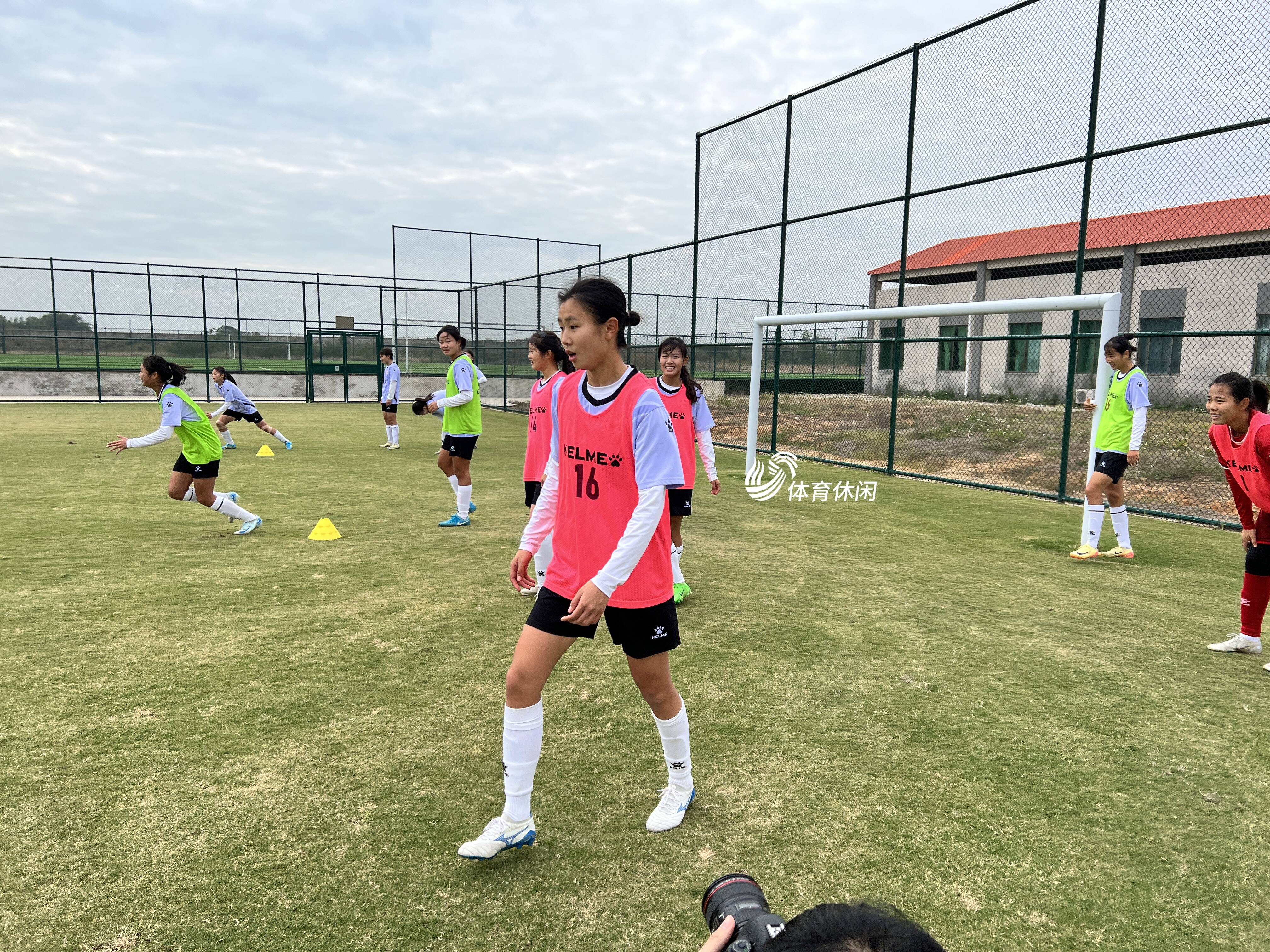 关于新赛季即将开启，女足球队备战全力以赴的信息