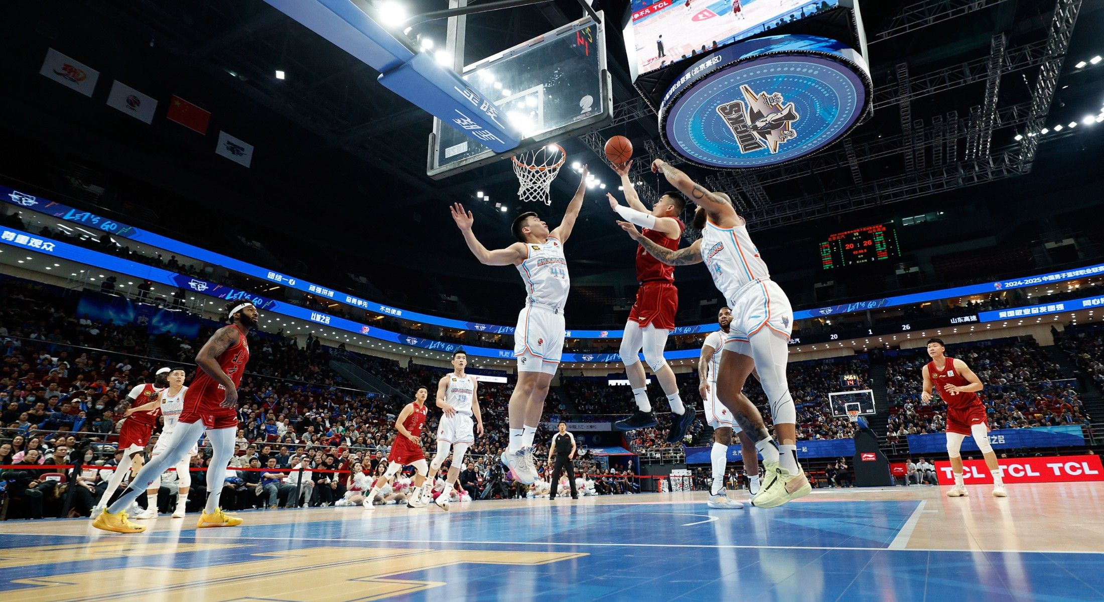 激烈篮球对决：强强碰撞场面火爆的简单介绍