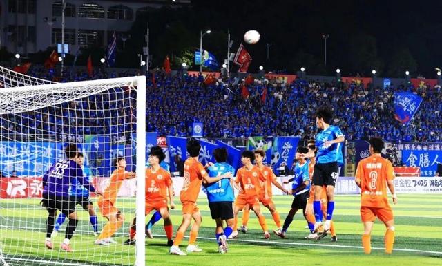 激烈对抗中，球队全力以赴征战赛场