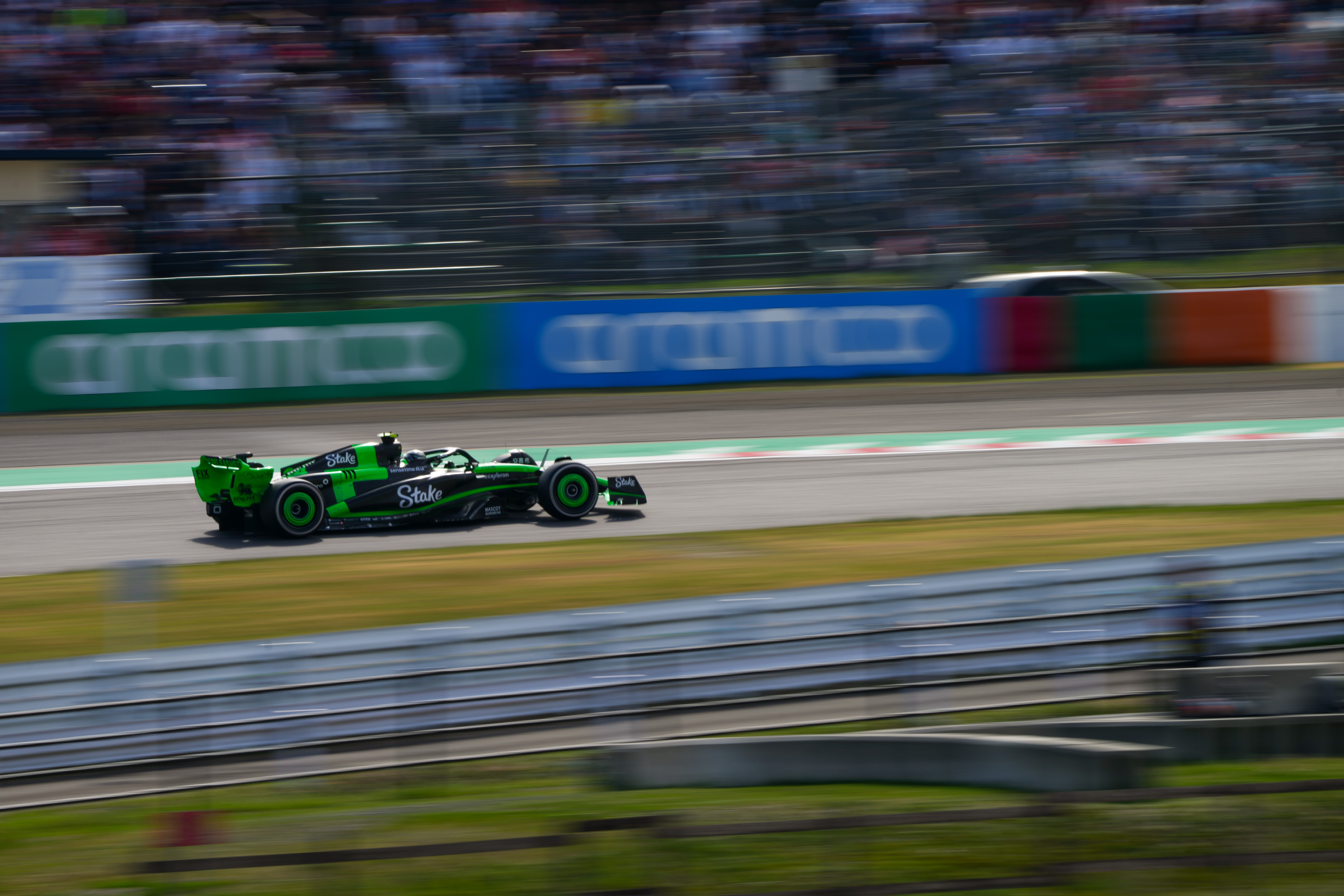 阿斯顿马丁翻盘索伯车队，佩雷兹关键制胜