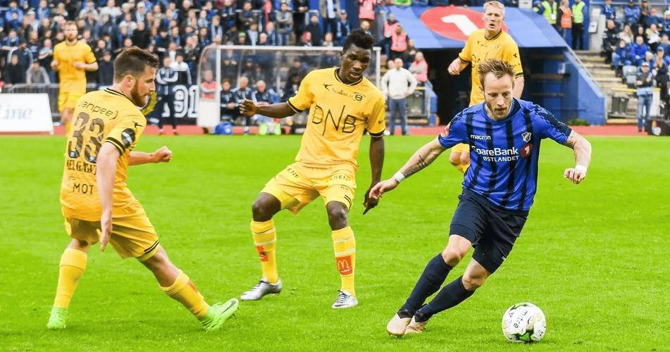 阿贾克斯主场取胜,晋级显然 阿贾克斯主场取胜,晋级显然