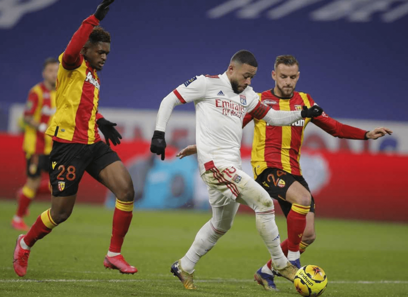 里昂完胜罗马，法比尼奥高光表现