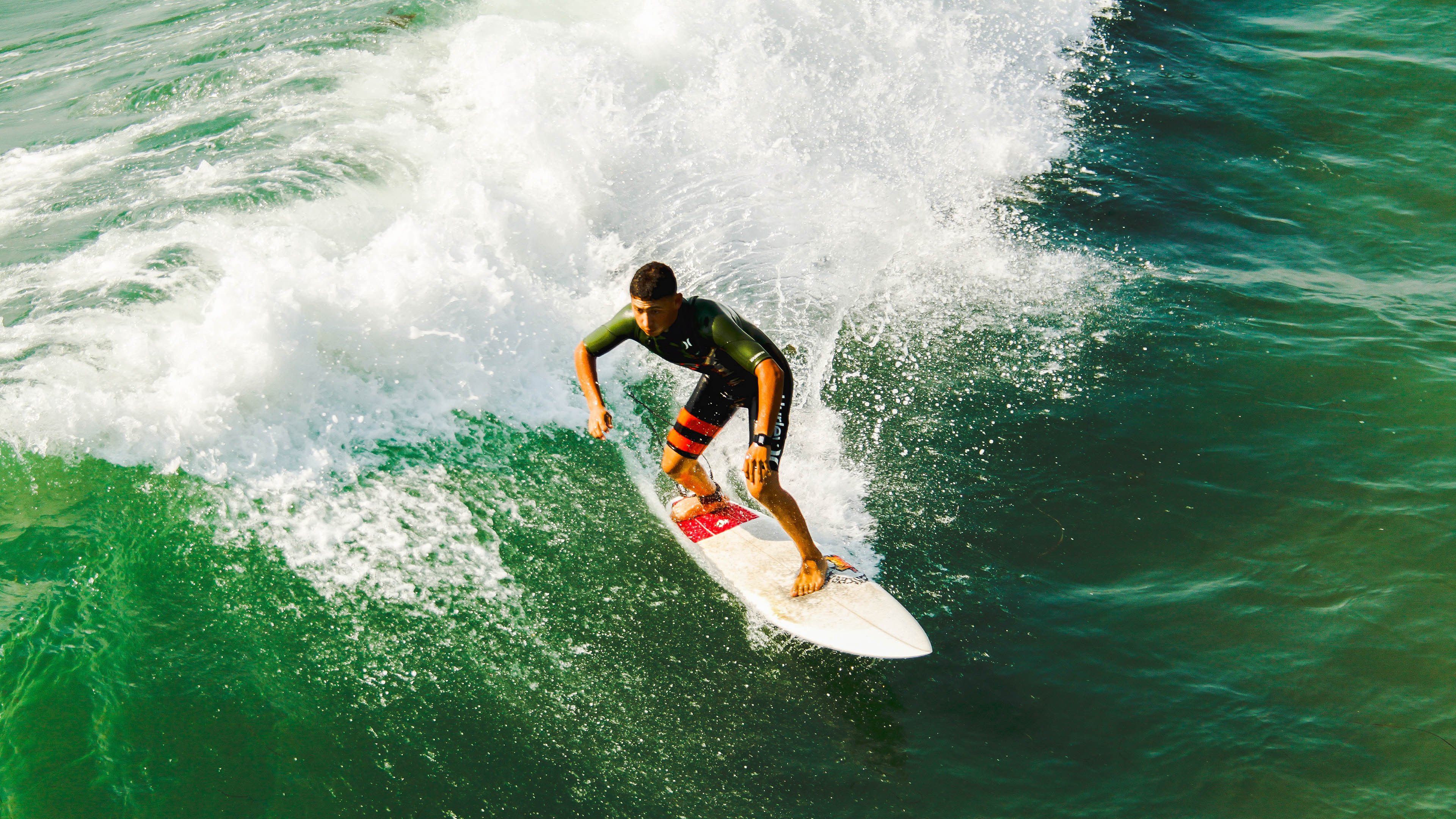 红牛二队越级碾压，塞恩斯冰火点燃赛场，F1格局颠覆之夜